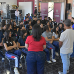 #GP. Betzabé Martínez recibe a estudiantes duranguenses y los motiva a perseguir sus sueños*