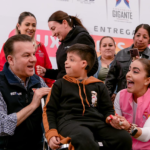 #Durango. Mamá e hijo escuchan por primera vez sus voces con auxiliares auditivos de conducción ósea entregados por Marisol Rosso y el gobernador Esteban*
