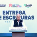 Román Alberto Cepeda González entrega escrituras a 101 familias de Torreón
