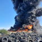 #GP. Humo por incendio de llantas alerta a Gómez Palacio; autoridades lo mantienen bajo control*